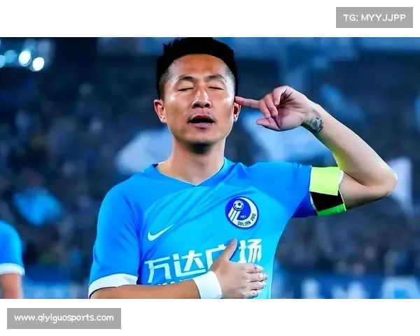 大连球迷看台致敬老将阎相闯，温情瞬间感动全场